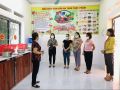 Kiểm tra bữa bếp ăn bán trú tại trường